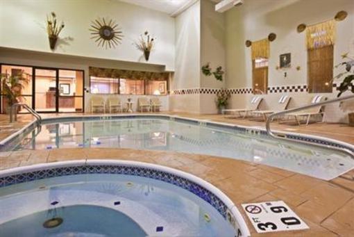 фото отеля Holiday Inn Express Brookpark - Cleveland Airport