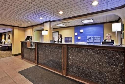 фото отеля Holiday Inn Express Brookpark - Cleveland Airport