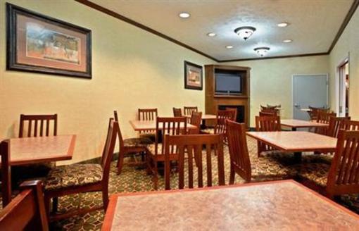 фото отеля Holiday Inn Express Brookpark - Cleveland Airport