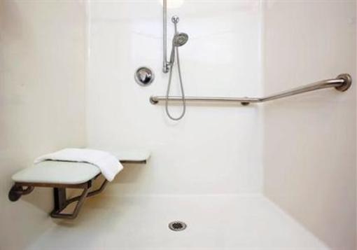 фото отеля Holiday Inn Express Brookpark - Cleveland Airport