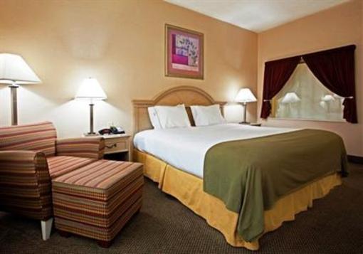 фото отеля Holiday Inn Express Brookpark - Cleveland Airport