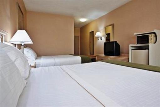 фото отеля Holiday Inn Express Brookpark - Cleveland Airport