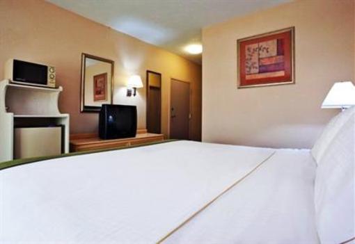 фото отеля Holiday Inn Express Brookpark - Cleveland Airport