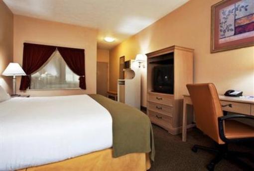 фото отеля Holiday Inn Express Brookpark - Cleveland Airport