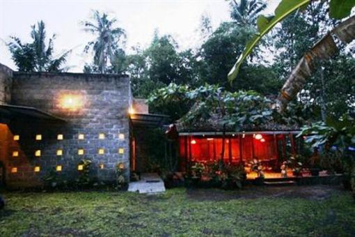 фото отеля The Riverside Javanese Cottages