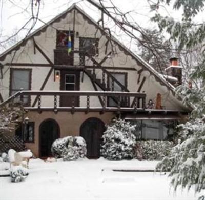 фото отеля Lily Creek Lodge