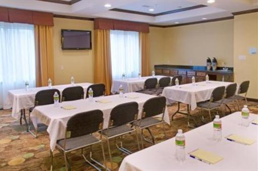 фото отеля Holiday Inn Express Hotel & Suites Winnie
