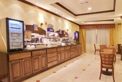 фото отеля Holiday Inn Express Hotel & Suites Winnie