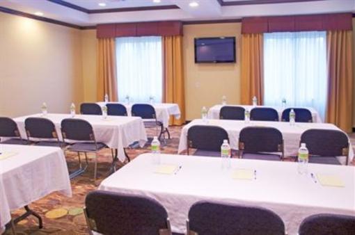 фото отеля Holiday Inn Express Hotel & Suites Winnie