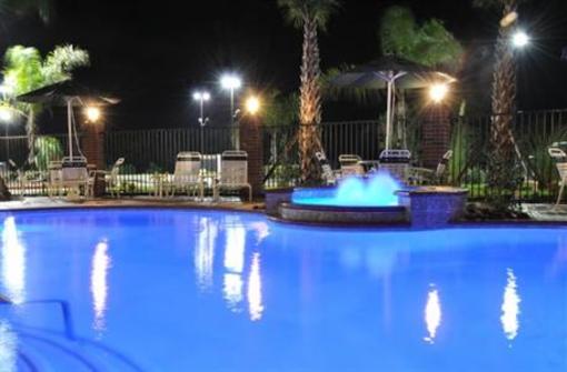 фото отеля Holiday Inn Express Hotel & Suites Winnie