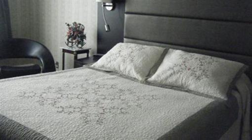 фото отеля Claymore Inn and Suites