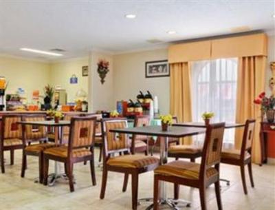 фото отеля Days Inn And Suites Winnie