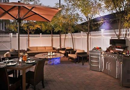 фото отеля Courtyard by Marriott Long Island MacArthur Airport