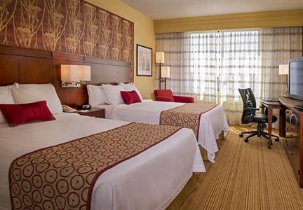 фото отеля Courtyard by Marriott Long Island MacArthur Airport