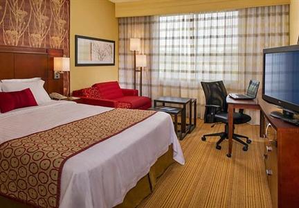 фото отеля Courtyard by Marriott Long Island MacArthur Airport