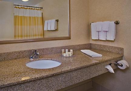 фото отеля Courtyard by Marriott Long Island MacArthur Airport
