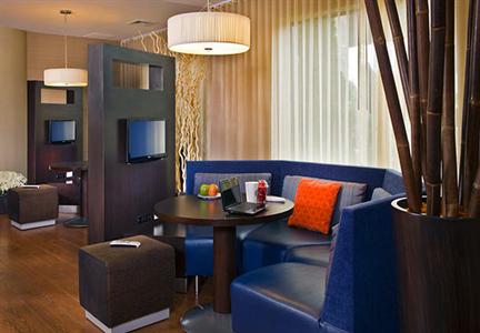 фото отеля Courtyard by Marriott Long Island MacArthur Airport