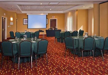 фото отеля Courtyard by Marriott Long Island MacArthur Airport