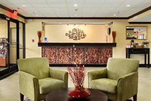 фото отеля Ramada Inn La Vergne