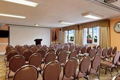 фото отеля Royal Coachman Inn & Suites