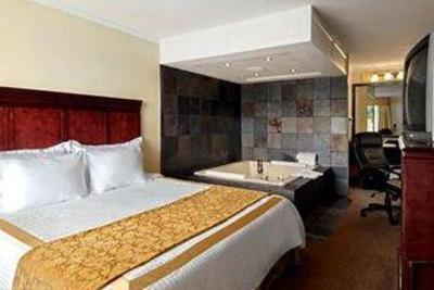 фото отеля Royal Coachman Inn & Suites