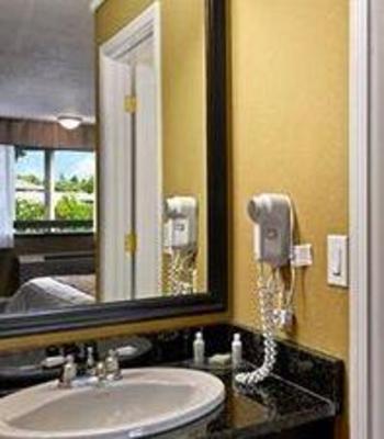 фото отеля Royal Coachman Inn & Suites