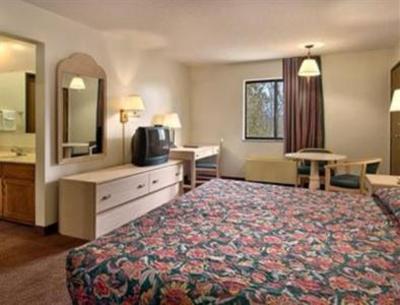фото отеля Super 8 Warrensburg