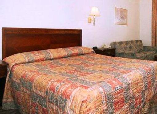 фото отеля Econo Lodge Eagle Nest