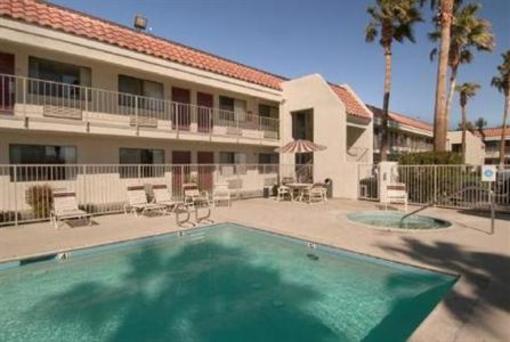 фото отеля Red Roof Inn Palm Springs Thousand Palms