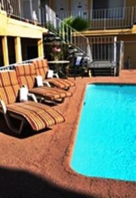 фото отеля East West Suites