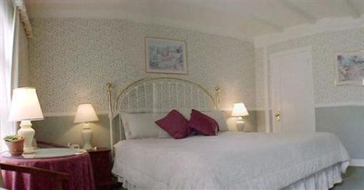 фото отеля Green Lantern Inn Bed and Breakfast Carmel By the Sea