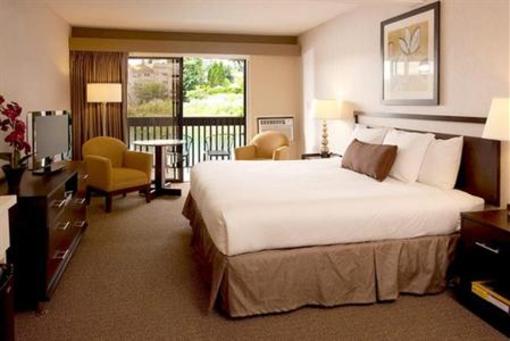 фото отеля Lakeshore Inn