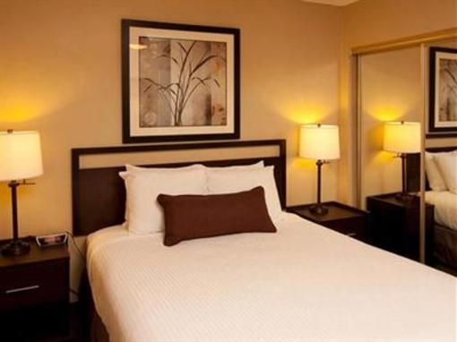 фото отеля Lakeshore Inn