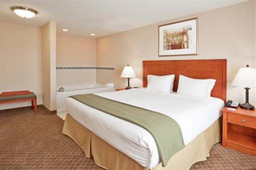 фото отеля Holiday Inn Express Hotel & Suites Bay City