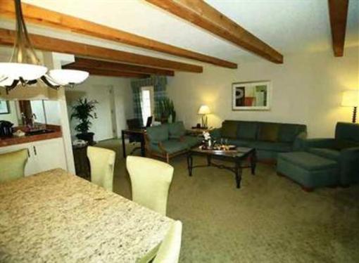 фото отеля Econo Lodge Inn & Suites Coliseum