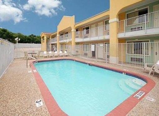 фото отеля Econo Lodge Inn & Suites Coliseum
