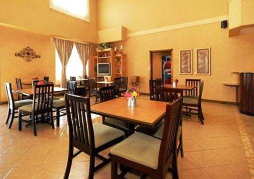 фото отеля Comfort Suites Delavan