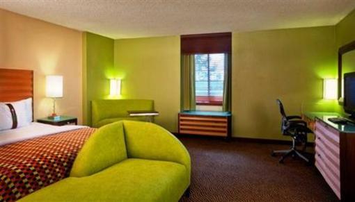 фото отеля Holiday Inn Express Hotel & Suites International Airport San Jose (California)