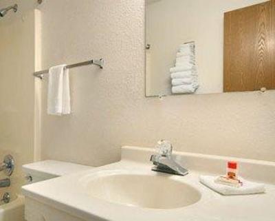 фото отеля Super 8 Motel Clinton (Iowa)