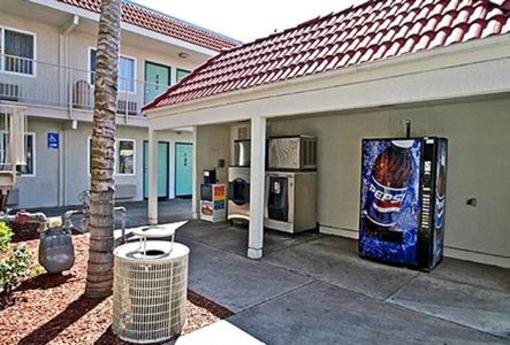 фото отеля Motel 6 Fresno - Blackstone South