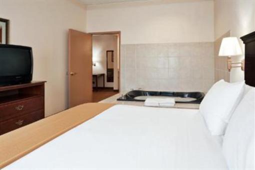 фото отеля Holiday Inn Express Newark-Heath