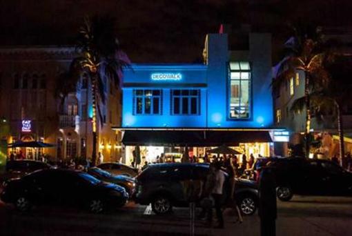 фото отеля Deco Walk Hostel I Ocean Drive