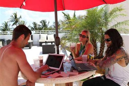 фото отеля Deco Walk Hostel I Ocean Drive