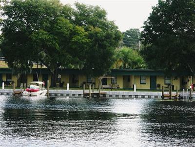 фото отеля Port of Call Yacht Club at Astor Bridge Marina & Hotel