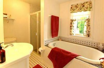 фото отеля Plain & Fancy Bed & Breakfast Ironton