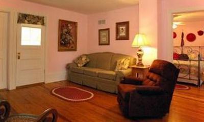 фото отеля Plain & Fancy Bed & Breakfast Ironton