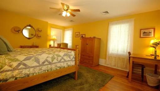 фото отеля Plain & Fancy Bed & Breakfast Ironton