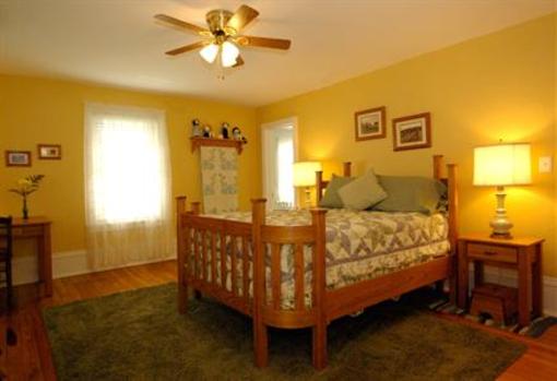 фото отеля Plain & Fancy Bed & Breakfast Ironton