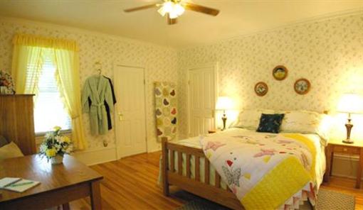 фото отеля Plain & Fancy Bed & Breakfast Ironton