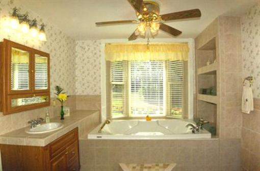 фото отеля Plain & Fancy Bed & Breakfast Ironton